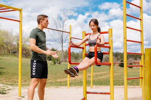 Pareja Haciendo Ejercicio Gimnasio Aire Libre — Foto de Stock