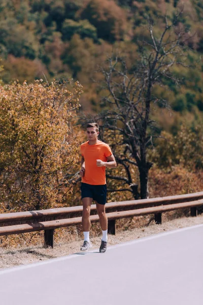 Sportieve Man Loopt Bergen Functionele Training Van Loper — Stockfoto