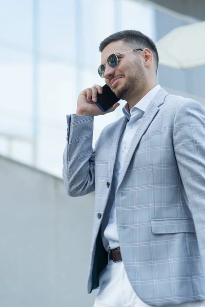 Glücklicher Gutaussehender Geschäftsmann Telefoniert — Stockfoto
