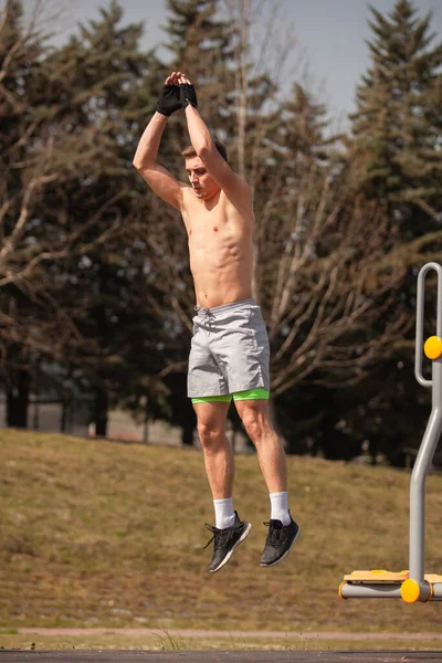 Schöner Und Attraktiver Männlicher Sportler Trainiert Draußen Hemdglonkerspringen — Stockfoto