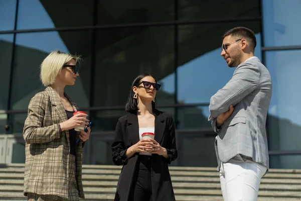 Três Empresários Com Óculos Sol Estão Intervalo — Fotografia de Stock