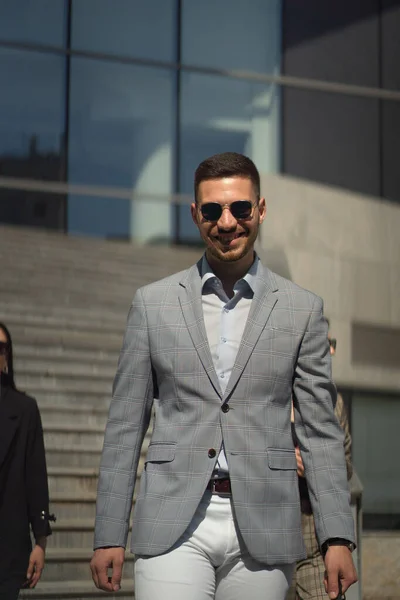 Urbano Hombre Negocios Bien Adaptado Está Caminando Sonriendo —  Fotos de Stock