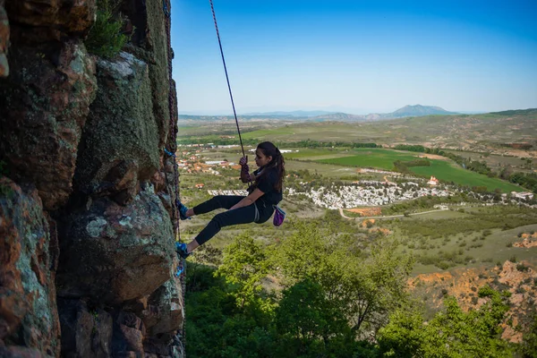 Genç Kız Kayalara Tırmanıyor Doğada Dinleniyor — Stok fotoğraf