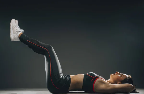 Atractiva Mujer Fitness Ejercicio Estiramiento Preformado Aislado Sobre Fondo Oscuro — Foto de Stock