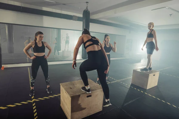 Přizpůsobit Mladé Ženy Dělat Box Squat Cvičení Crossfit Tělocvičně — Stock fotografie