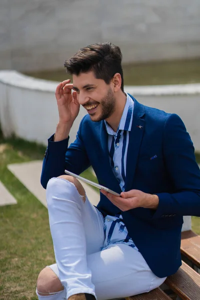 Uomo Affari Sta Lavorando Sorridendo Con Suo Assistente All Aperto — Foto Stock