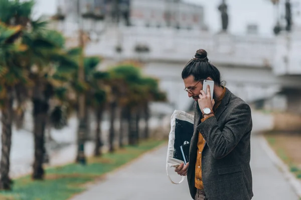 Snygg Hipster Med Långt Skägg Ett Affärssamtal Nära Flod — Stockfoto