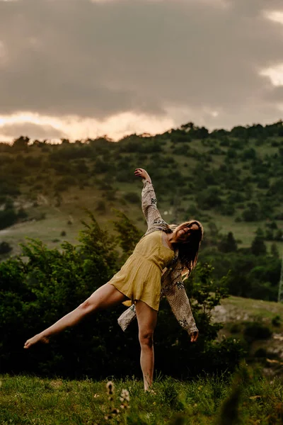 Feliz Bela Mulher Livre Dançando Colina Montanha Brincalhão Divertindo — Fotografia de Stock
