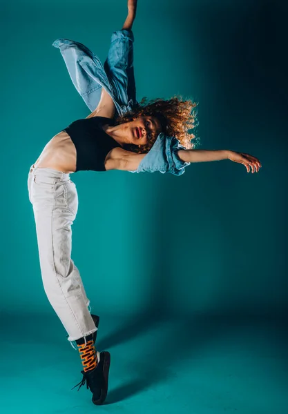 Mouvements Danse Artistique Effectués Par Une Jeune Fille Sportive — Photo