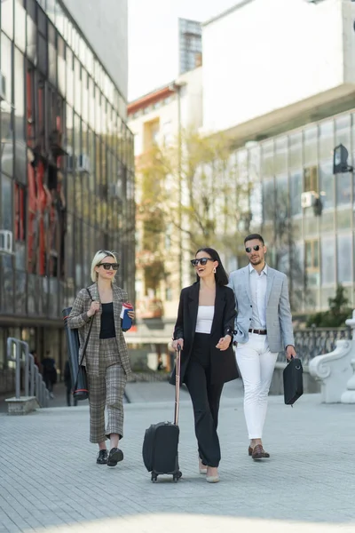 Lässig Gekleidete Geschäftsleute Lächeln Beim Gemeinsamen Gehen Und Sprechen Über — Stockfoto