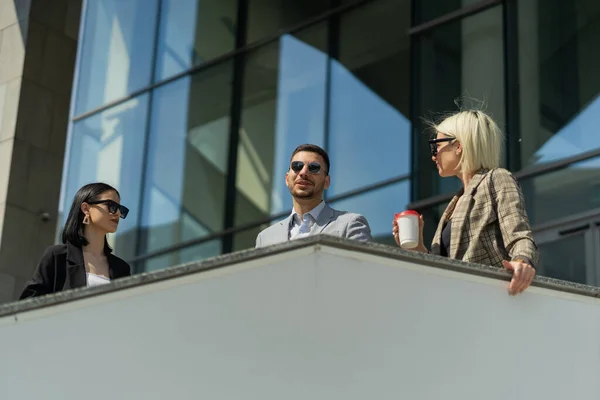 Buisness Människor Pratar Medan Dricker Kaffe Sin Rast — Stockfoto