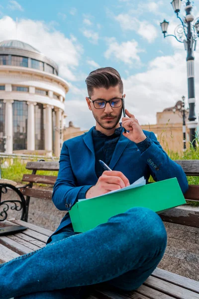 Moderner Geschäftsmann Schreibt Notizbuch Während Sich Park Entspannt — Stockfoto