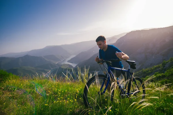 Perspectief Van Een Fitte Mountainbiker Duwen Zijn Fiets Bergop Met — Stockfoto