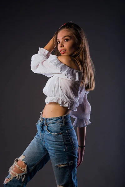 Retrato Uma Bela Mulher Elegante Posando Contra Fundo Cinza — Fotografia de Stock