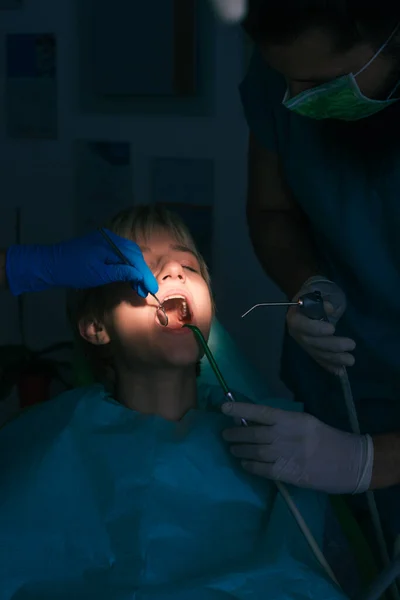 Examen Dentaire Gros Plan Sur Une Patiente Cabinet Dentiste — Photo