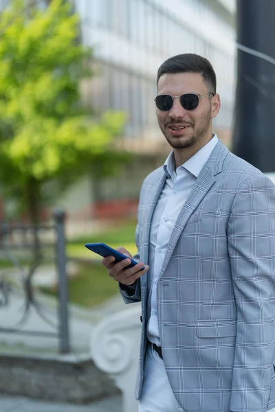 Bonito Atraente Empresário Está Sorrindo Depois Ver Fileiras Seu Telefone — Fotografia de Stock