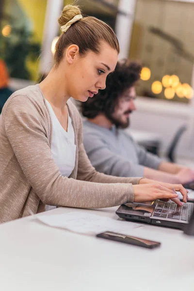 Dos Colegas Trabajando Proyecto Las Modernas Startups Tipo Con Corte —  Fotos de Stock