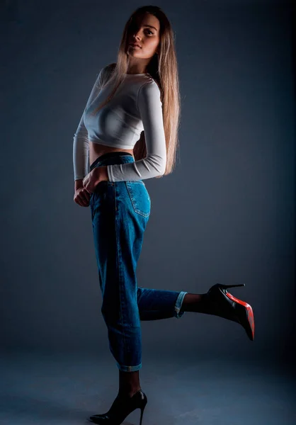 Estúdio Corpo Tiro Uma Mulher Atraente Posando Roupas Elegantes — Fotografia de Stock