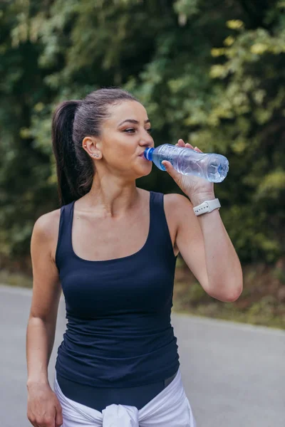Bayan Sporcu Içiyor Ferahlatıcı Yorucu Bir Egzersizden Sonra Susuz Kalıyor — Stok fotoğraf
