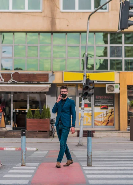 Pengacara Modern Berbicara Ponsel Selama Berjalan Pejalan Kaki Jalan — Stok Foto