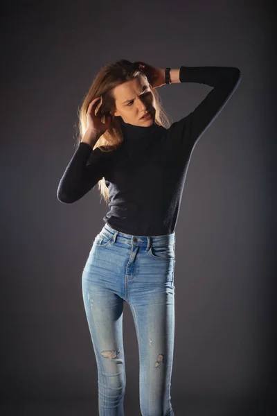 Uma Jovem Elegante Pescoço Rolo Preto Posando Isolado Fundo Escuro — Fotografia de Stock