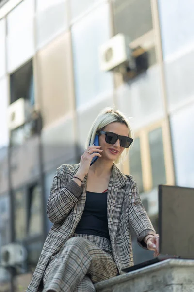 Empresária Está Satisfeita Com Conversa Telefone Enquanto Ela Está Piorando — Fotografia de Stock