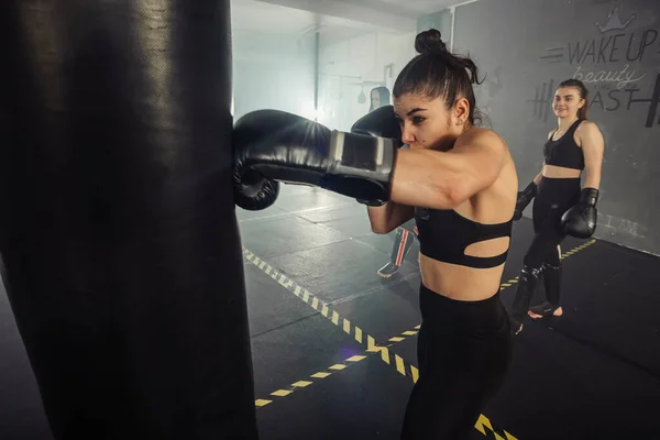 Mujer Boxeadora Boxeo Mujer Fitness Sonriendo Feliz Usando Guantes Boxeo — Foto de Stock