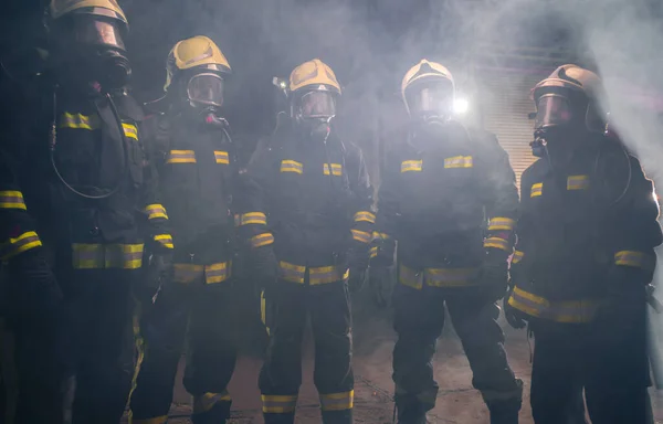 Retrato Del Grupo Bomberos Medio Del Humo Del Extintor —  Fotos de Stock