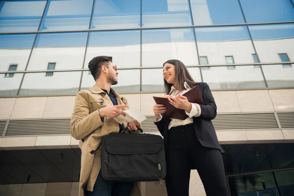 Dos Empresarios Ríen Delante Compañía — Foto de Stock