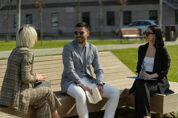 Drie Zakenmensen Lachen Praten Plannen Voor Het Bedrijf — Stockfoto