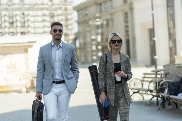 Casual Gente Negocios Vestida Están Caminando Hacia Empresa Mientras Sonríe — Foto de Stock