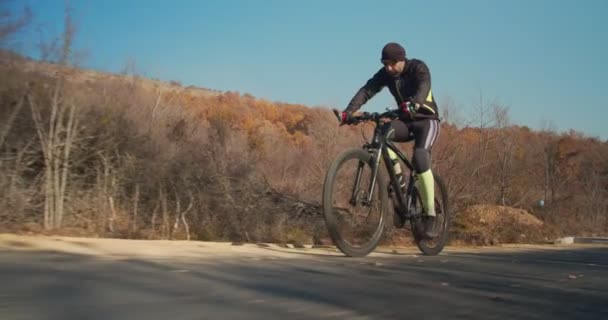 Man Rida Cykel Bergen Dagtid — Stockvideo