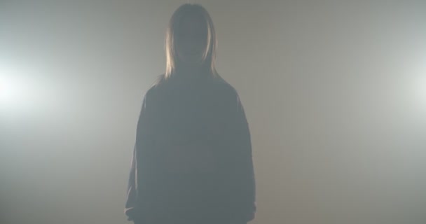Silhouette Egy Gyönyörű Lány Tánc Elszigetelt Sárga Fény Füst Lassított — Stock videók