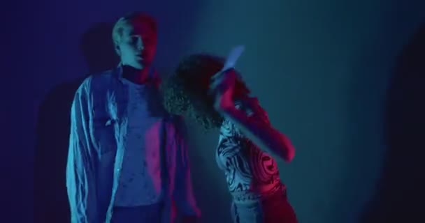 光る棒や紫外線で楽しく踊っている友達のグループ — ストック動画