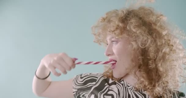Chica Dulce Seductora Bailando Con Cono Caramelo Cámara Lenta Cerca — Vídeos de Stock