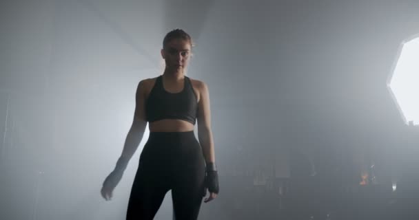 Tjej Med Fokus Kickboxning — Stockvideo