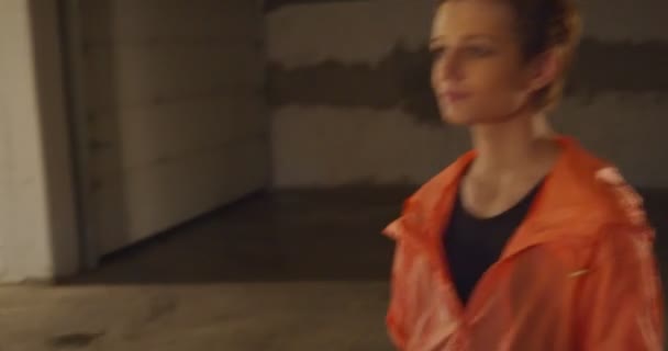 Kız Kum Torbasını Koyuyor Antrenmana Başlayabilsinler — Stok video