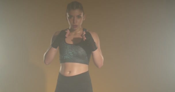 Ung Kvinnlig Idrottsman Boxning Hållning Kasta Slag Slow Motion — Stockvideo
