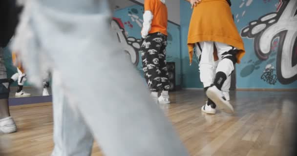 Skupina Multiraciálních Tanečníků Cvičí Předvádí Choreografii — Stock video