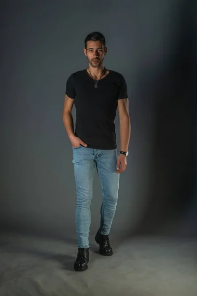 Sexy Jovem Vestindo Preto Shirt Jeans Poses Isolado Preto Fundo — Fotografia de Stock