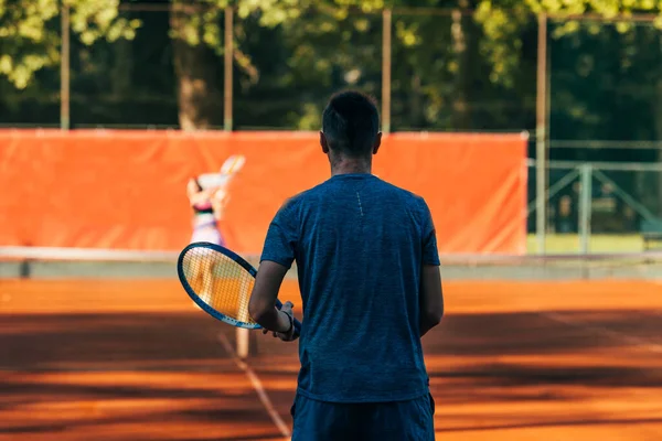 Visszapillantás Egy Teniszező Kész Szolgálni Salakos Pályán Visel Kék Sportruházat — Stock Fotó