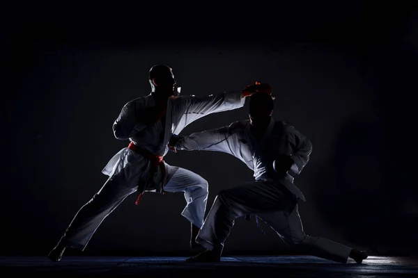 Karate Man Med Svart Bälte Poserar Mästare Världen Svart Bakgrund — Stockfoto