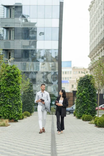 Δύο Επιχειρηματίες Περπατούν Μαζί Ενώ Μιλούν Για Την Εταιρεία — Φωτογραφία Αρχείου