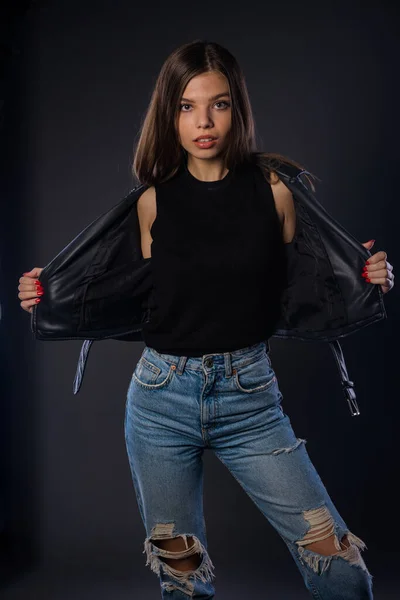 Corpo Tiro Uma Mulher Elegante Posando Jaqueta Moda Preta — Fotografia de Stock