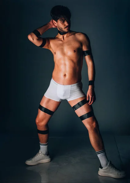 Jonge Gespierde Modemodel Man Wit Ondergoed Studio Schot Donkere Achtergrond — Stockfoto