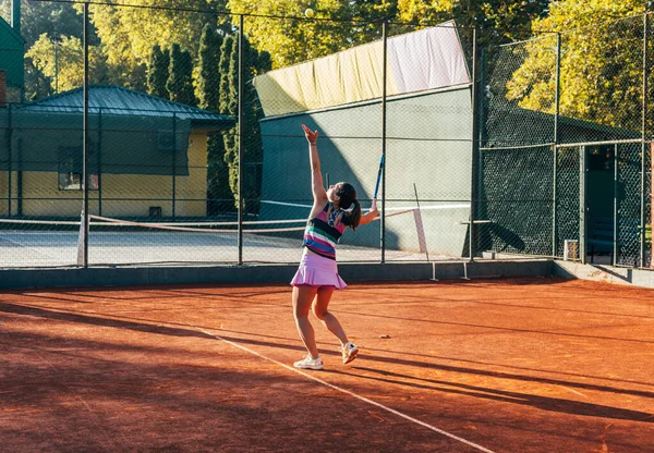 Egy Fiatal Női Teniszező Szolgál Salakos Pályán — Stock Fotó