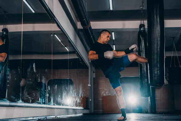 Gespierde Knappe Vechter Geven Een Krachtige Voorwaartse Kick Tijdens Een — Stockfoto