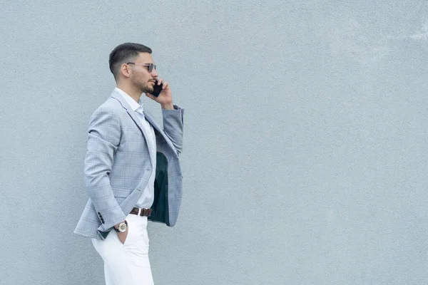 Schöner Geschäftsmann Telefoniert Auf Kleinem Hintergrund — Stockfoto