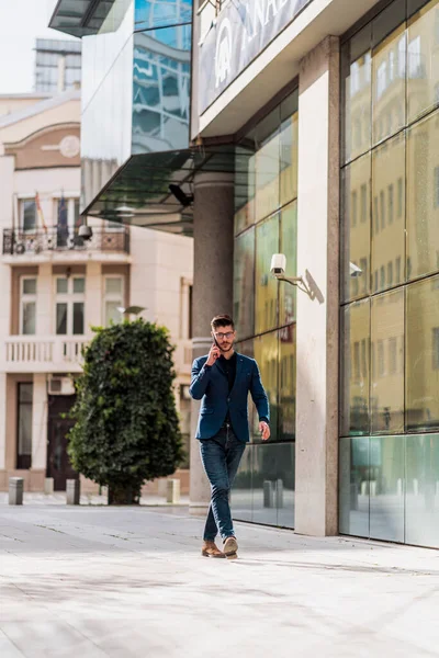 Atractivo Hombre Negocios Guapo Pie Frente Edificio Hablando Por Teléfono —  Fotos de Stock