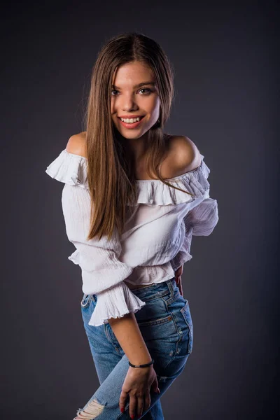 Retrato Uma Mulher Elegante Atraente Posando Contra Fundo Escuro — Fotografia de Stock